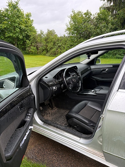 Mercedes-Benz E220 3 of 4