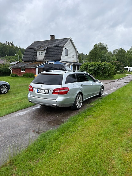 Mercedes-Benz E220 2 of 4