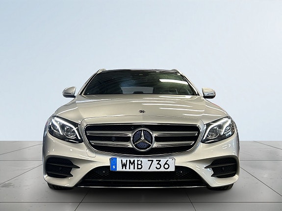 Mercedes-Benz E220 2 of 5