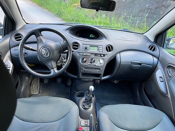 Toyota Yaris 5 of 6