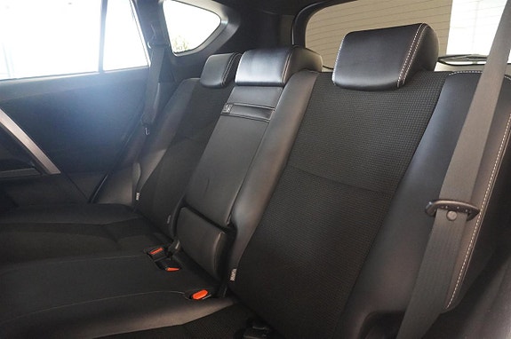 Toyota RAV4 7 of 12