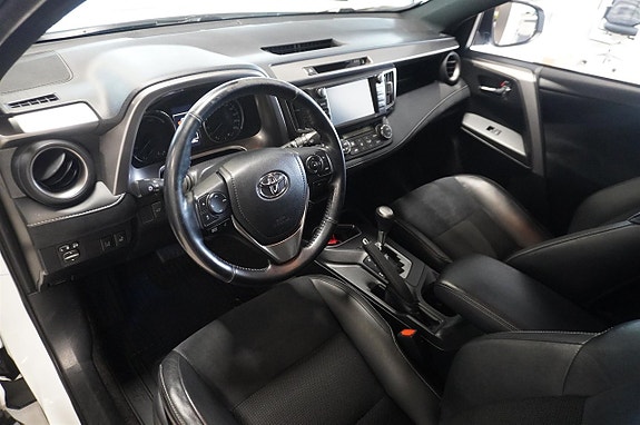 Toyota RAV4 9 of 12