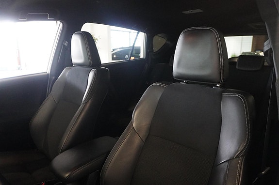 Toyota RAV4 8 of 12