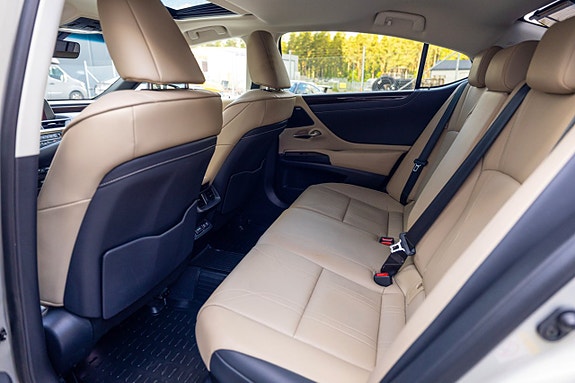 Lexus ES300h 18 of 26