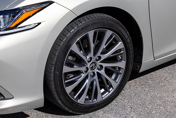 Lexus ES300h 10 of 26