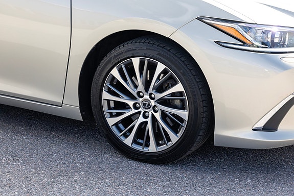 Lexus ES300h 12 of 26