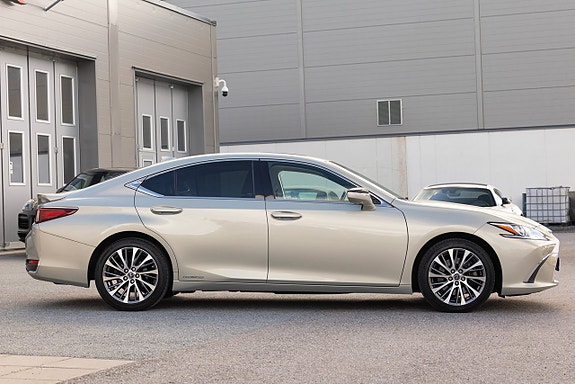 Lexus ES300h 2 of 5