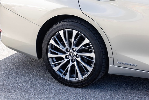 Lexus ES300h 11 of 26