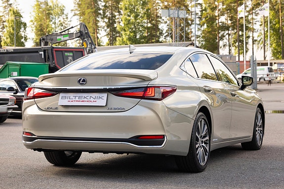 Lexus ES300h 3 of 5
