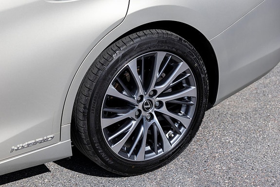 Lexus ES300h 9 of 26