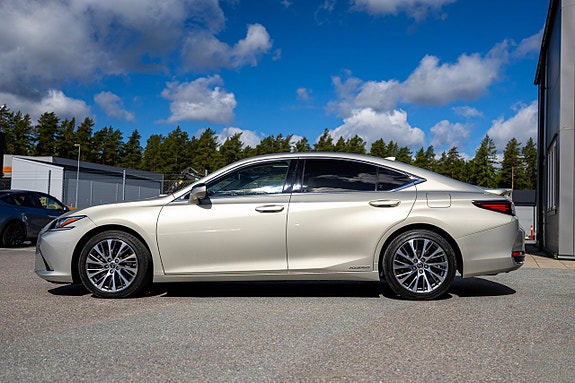 Lexus ES300h 6 of 26