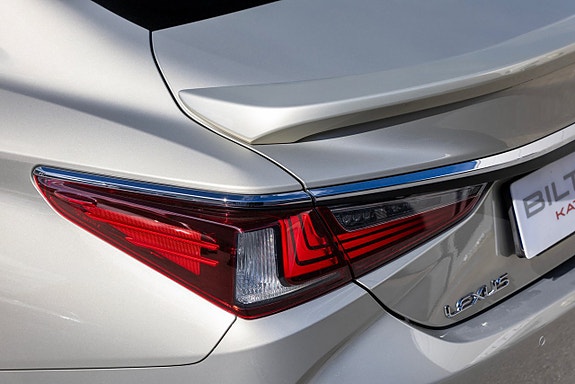 Lexus ES300h 15 of 26