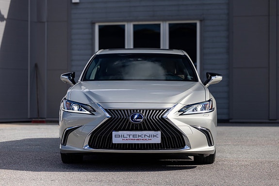 Lexus ES300h 8 of 26