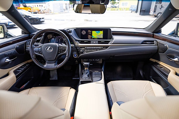 Lexus ES300h 23 of 26