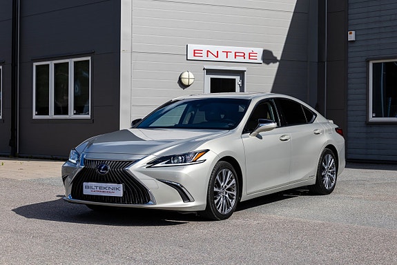 Lexus ES300h 7 of 26