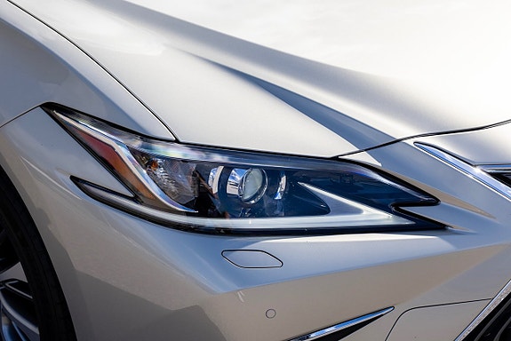 Lexus ES300h 14 of 26