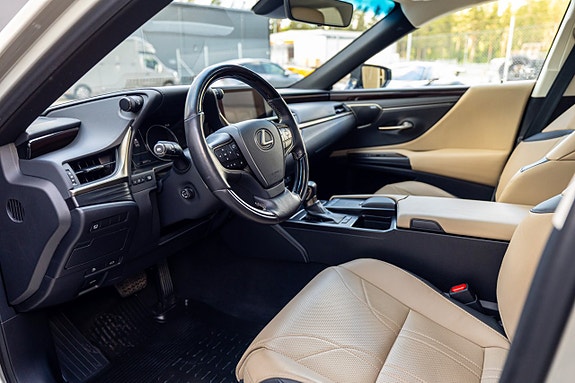 Lexus ES300h 17 of 26