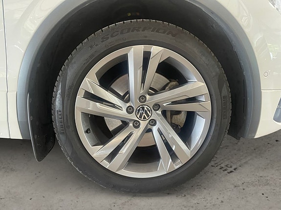 Volkswagen Tiguan Allspace 4 of 5
