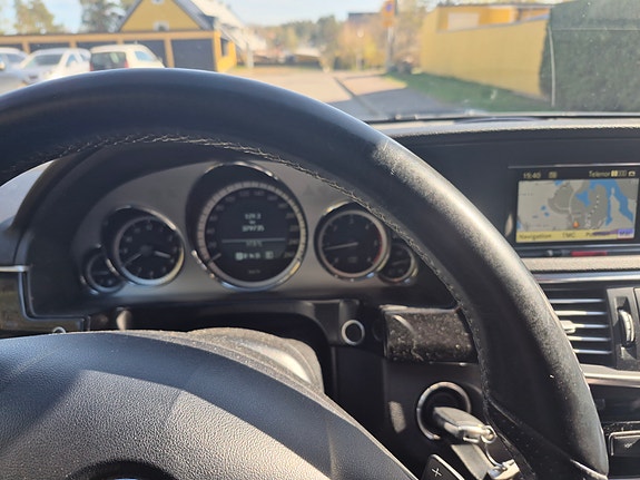 Mercedes-Benz E220 3 of 5