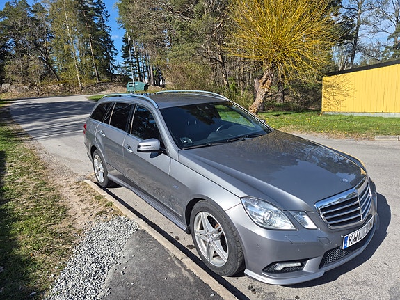 Mercedes-Benz E220 2 of 5