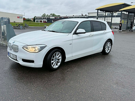 BMW 118d 2 of 5
