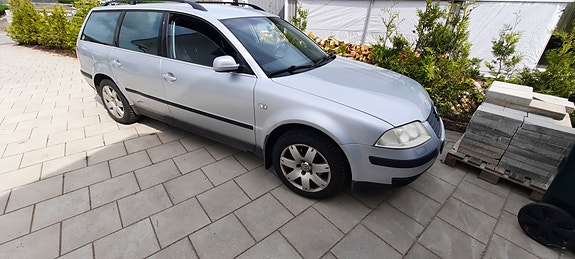 Volkswagen Passat 2 of 5