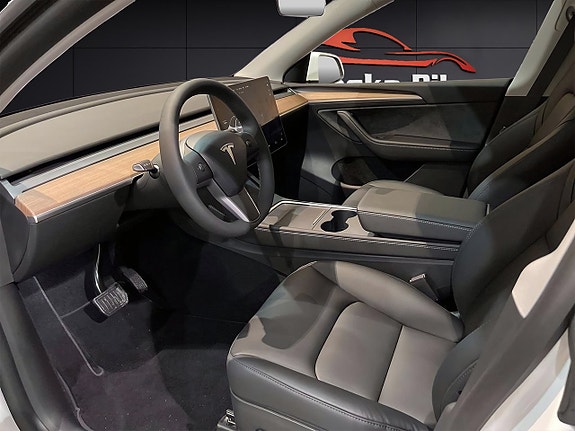 Tesla Model Y 9 of 13
