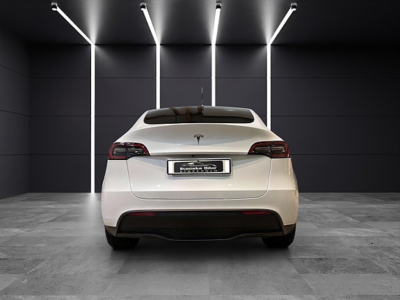 Tesla Model Y 5 of 13