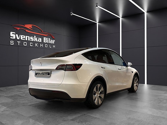 Tesla Model Y 8 of 13