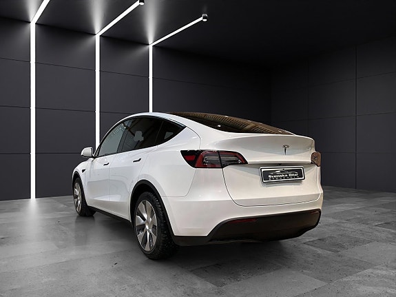 Tesla Model Y 6 of 13