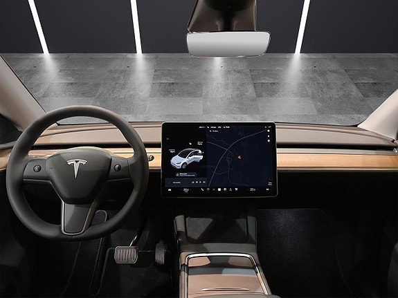Tesla Model Y 10 of 13