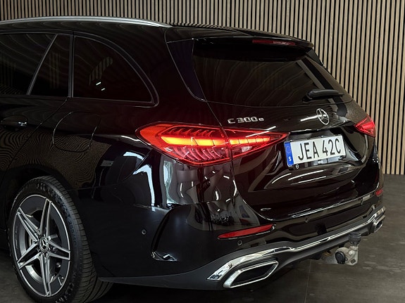 Mercedes-Benz C300 4 of 5