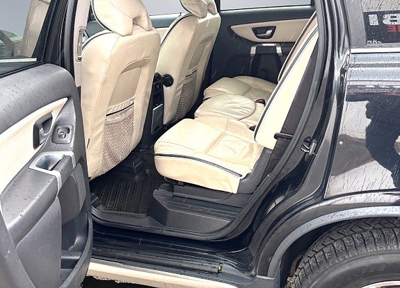 Volvo XC90 10 of 15