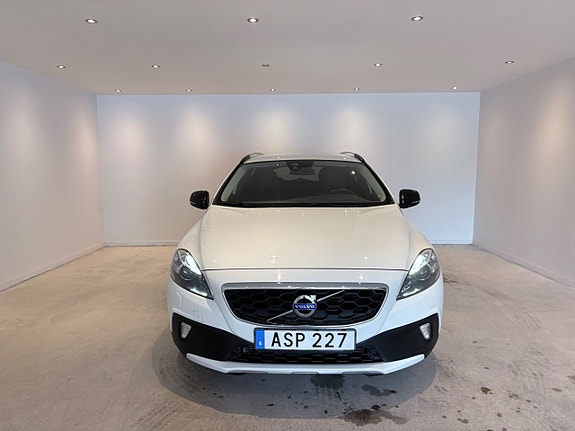 Volvo V40 Cross Country 2 of 5