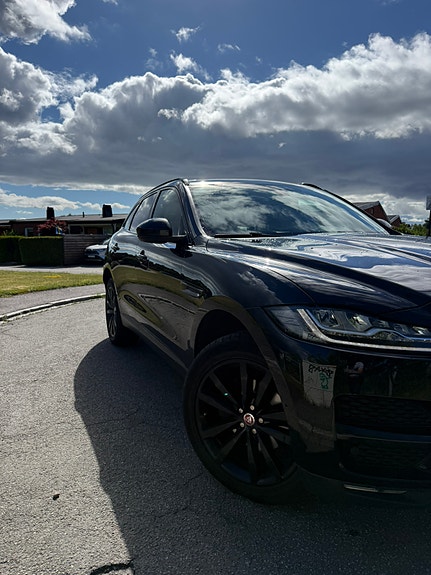 Jaguar F-PACE 2 of 10