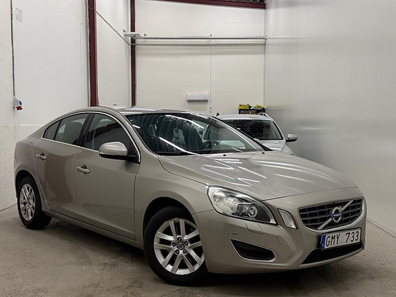 Volvo S60 3 of 5