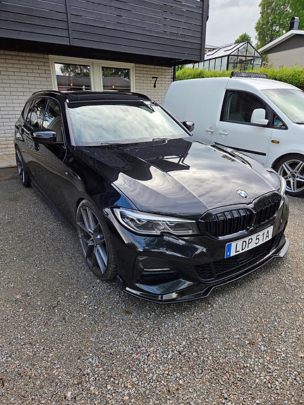 BMW 330d 2 of 5