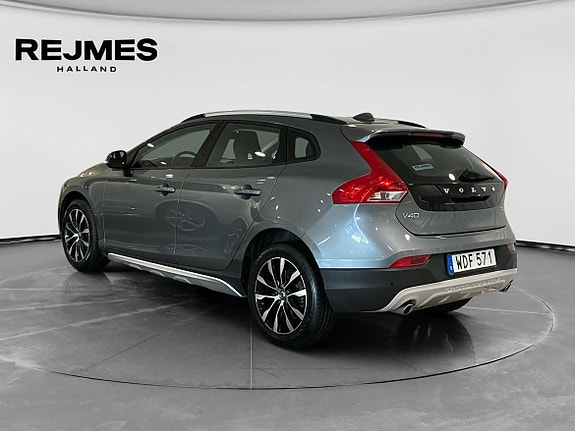 Volvo V40 Cross Country 2 of 14