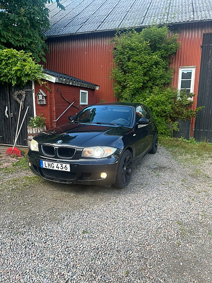 BMW 120d 2 of 5