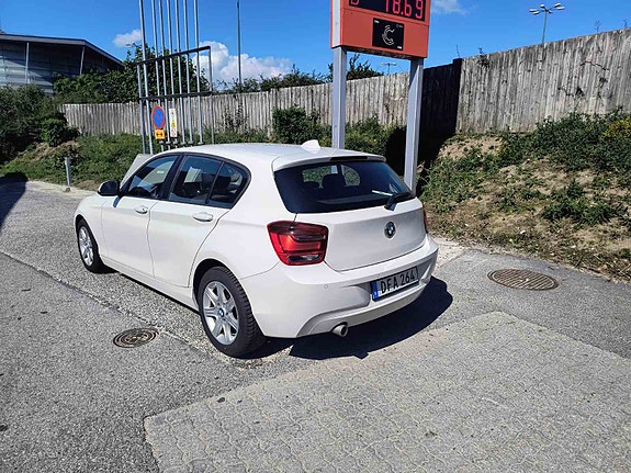 BMW 118d 2 of 5