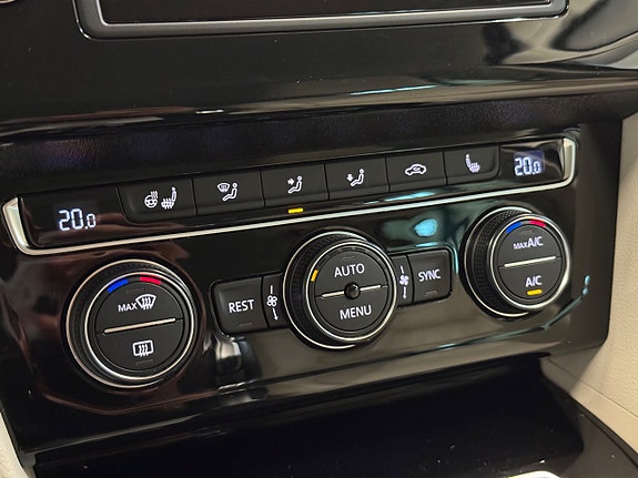 Volkswagen Passat 17 of 19