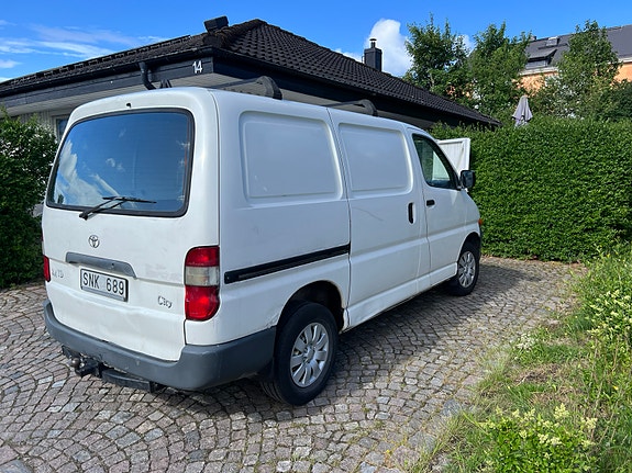 Toyota HiAce 2 of 5