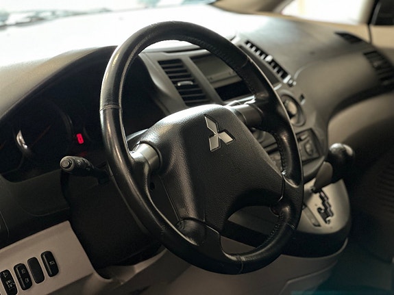 Mitsubishi Grandis 10 of 23