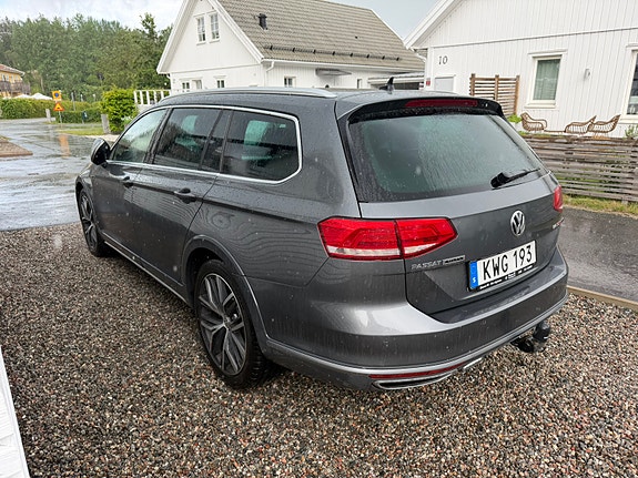 Volkswagen Passat Alltrack 2 of 5