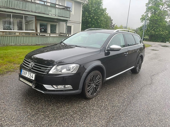 Volkswagen Passat Alltrack 2 of 5