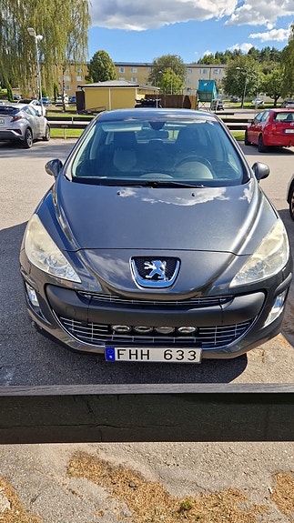 Peugeot 308 2 of 5