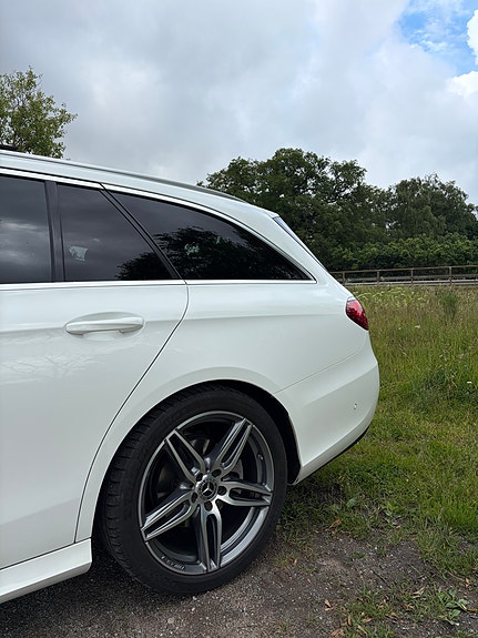 Mercedes-Benz E220 4 of 5