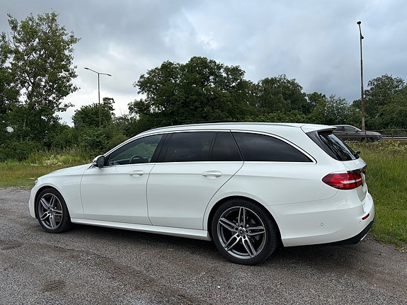 Mercedes-Benz E220 3 of 5