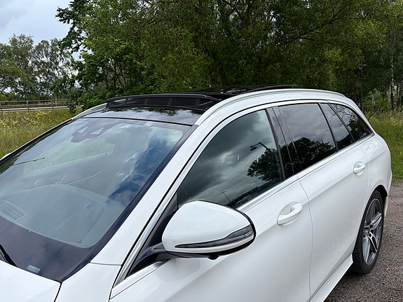 Mercedes-Benz E220 2 of 5
