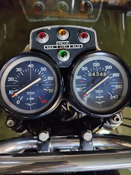 Moto Guzzi V850 T 6 of 6